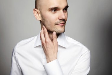 Dalgın adam gri arka plan üzerinde