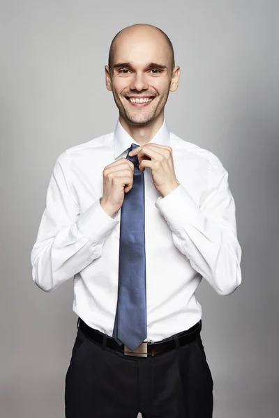 Hombre arreglando su corbata —  Fotos de Stock