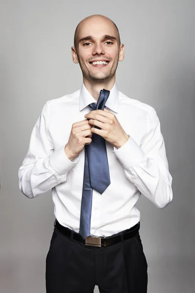 Чоловік зав'язує краватку — стокове фото