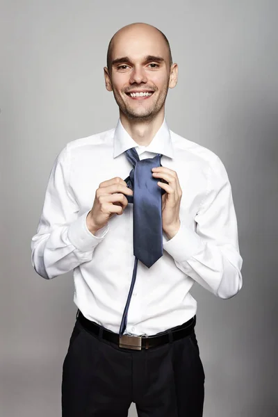 Tying a Necktie — Stock Photo, Image