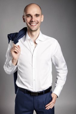 Kendine güvenen erkek gülümseyen