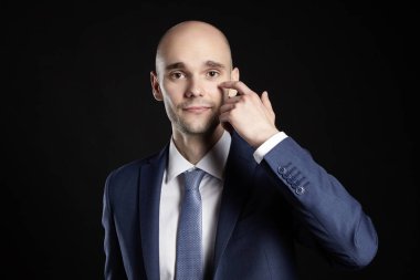 Adam göz geliştirir