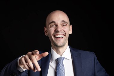 İş adamı işaret parmağını gülüyor