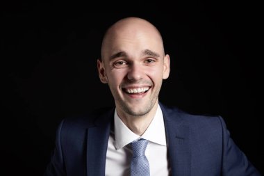 gülümseyen genç adam