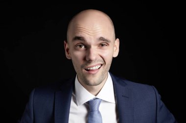 Şaşırmış adam siyah