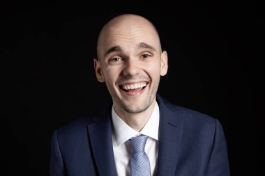 siyah arka plan üzerine gülen adam