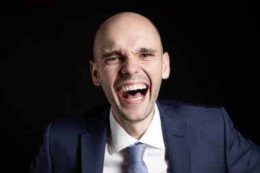 Siyah arka plan üzerine gülen işadamı