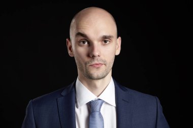 Adam bir kaş yükseltir