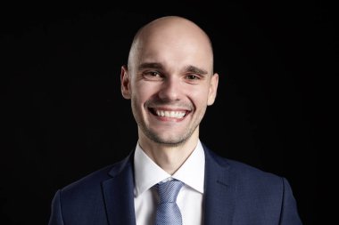 Aptal gülümseyen adam