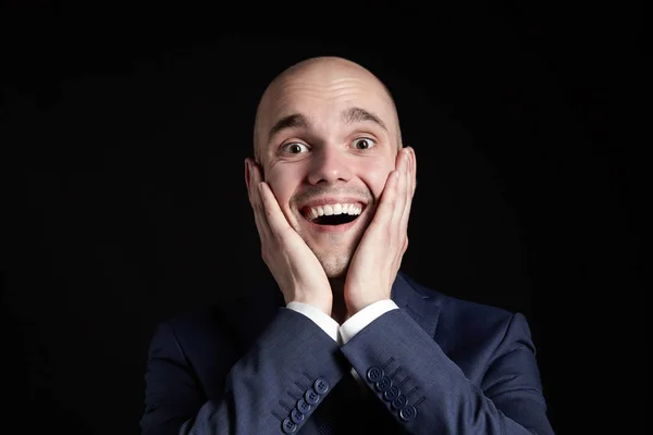 Hombre feliz en traje — Foto de Stock