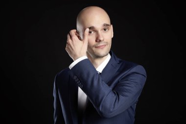 Adam kaş geliştirir