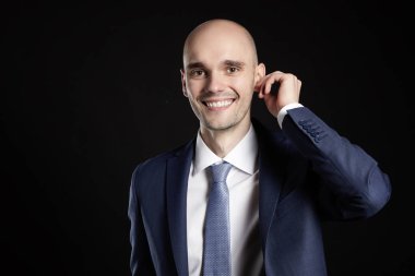 Adam kulak geliştirir