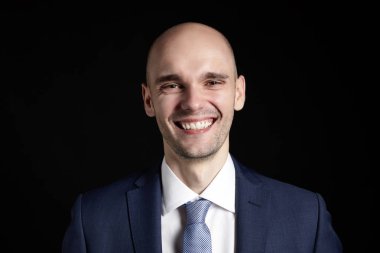 gülümseyen genç adam