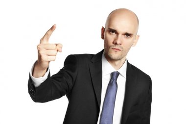 Adam tehditkar parmağını gösterir