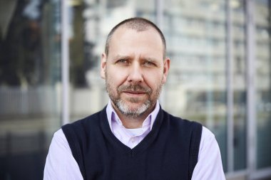 Ofis önünde duran adam