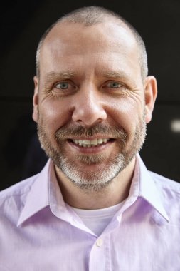 Neşeli adam portresi yakın çekim