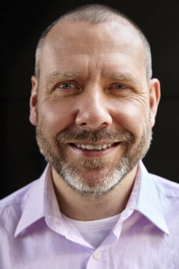 Neşeli adam portresi yakın çekim