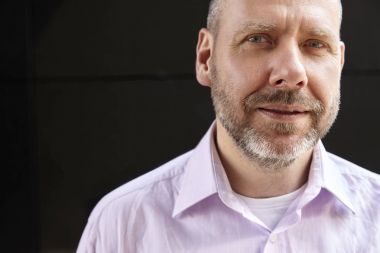 Neşeli adam portresi