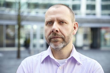 Dalgın adam açık atış