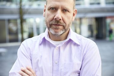 Dalgın adam açık atış