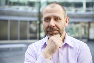 Sakallı dalgın işadamı