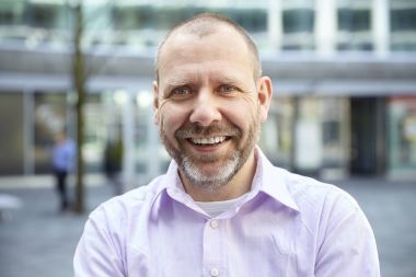 Kentsel alanda gülümseyen adam