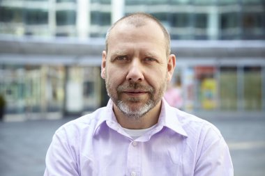 Sakallı casual adam portresi