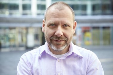 Sakallı casual adam portresi