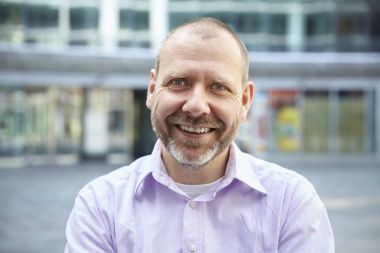 Kentsel alanda gülümseyen adam