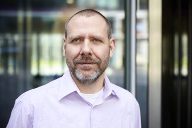 Adam ofis binası önünde