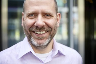 Gülümseyen adamın portresi