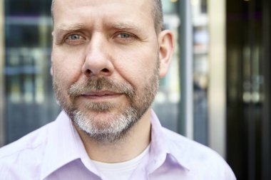 Headshot bir olgun adam