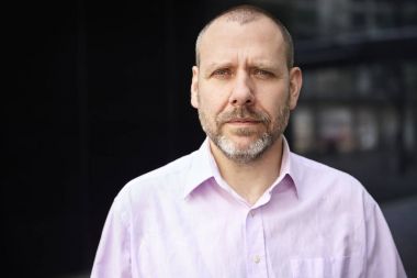 Olgun ofis çalışanı ofisinin önünde