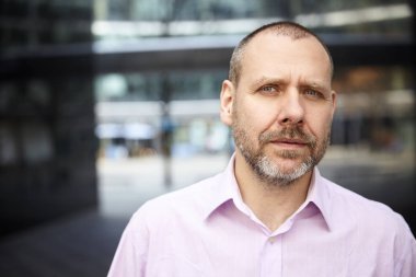 Ofisinin önünde olgun iş adamı