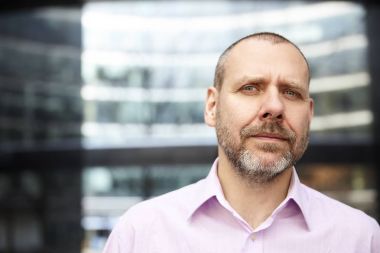 Ofisinin önünde olgun iş adamı