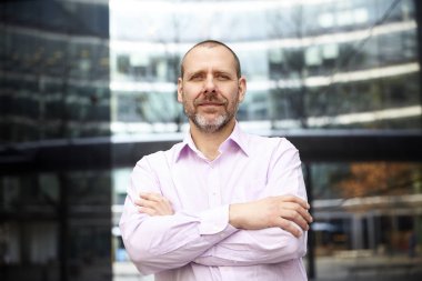 Ofisinin önünde başarılı iş adamı