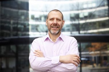 Neşeli iş adamının portresi