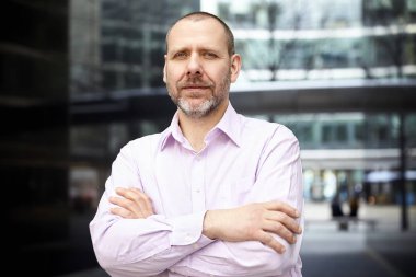 Ofisinin önünde başarılı iş adamı