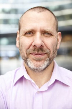 Orta yaşlı adamın yüzünü