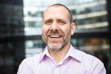 Gülümseyen adamın portresi