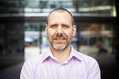 Pembe gömlekli hoş adam