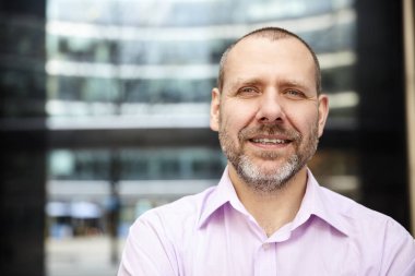 Pembe gömlekli hoş adam