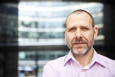 Pembe gömlekli hoş adam