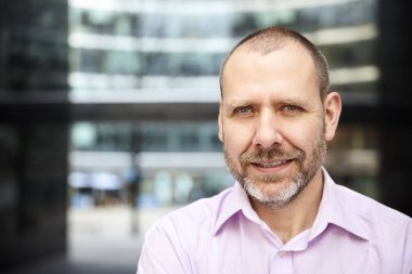 Pembe gömlekli hoş adam