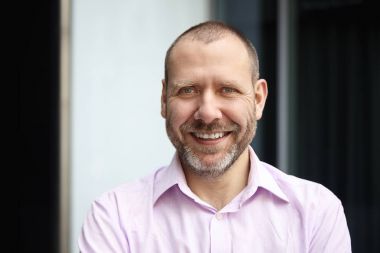 Neşeli orta yaşlı adam portresi