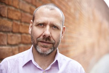 adam bir tuğla duvara 