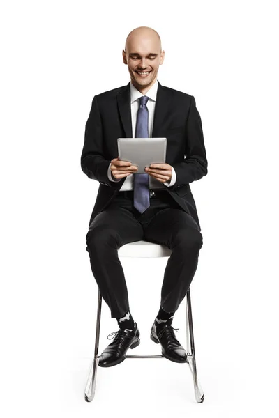 Hombre de negocios mirando tableta digital —  Fotos de Stock