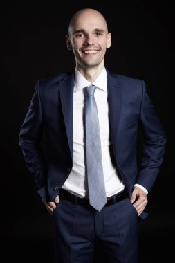 siyah arka planda Man