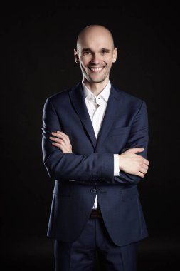 siyah arka plan üzerine neşeli adam