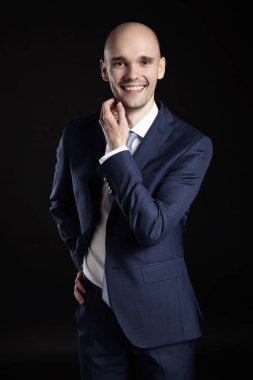 Yakışıklı adam okşayarak çenesi